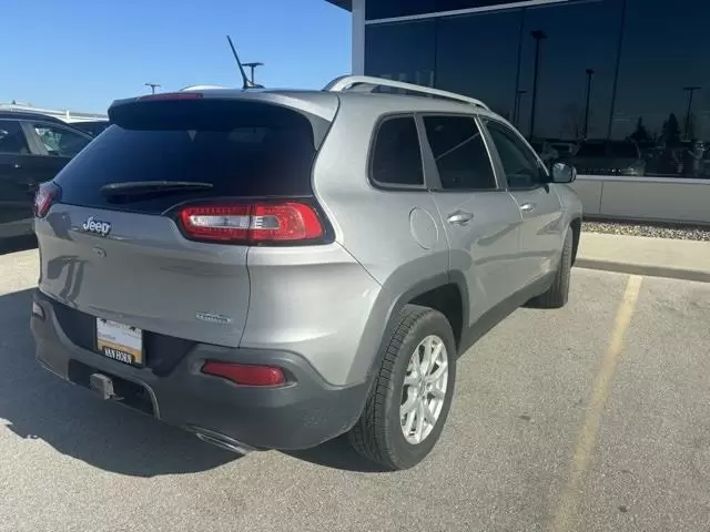 $14000 : Pre-Owned 2015 Cherokee Latit image 7