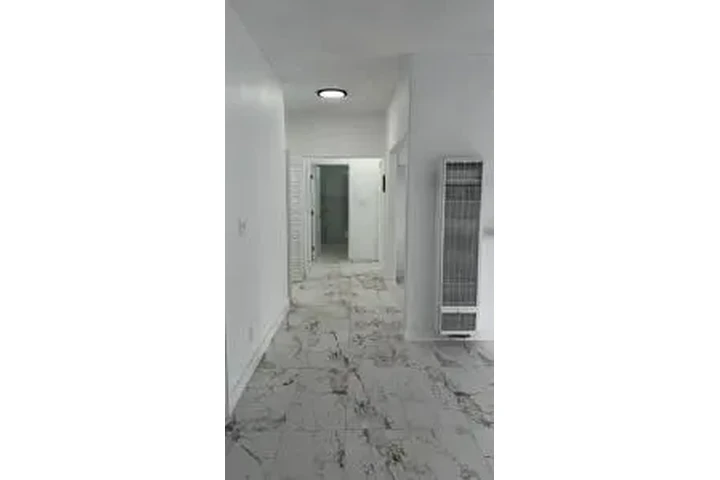 $3800 : Casa Remodelada! 5-Rec/2-Ba image 3