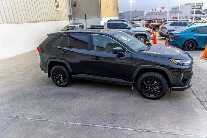 $27960 : Toyota RAV4 2025 LE 4dr SUV image 5