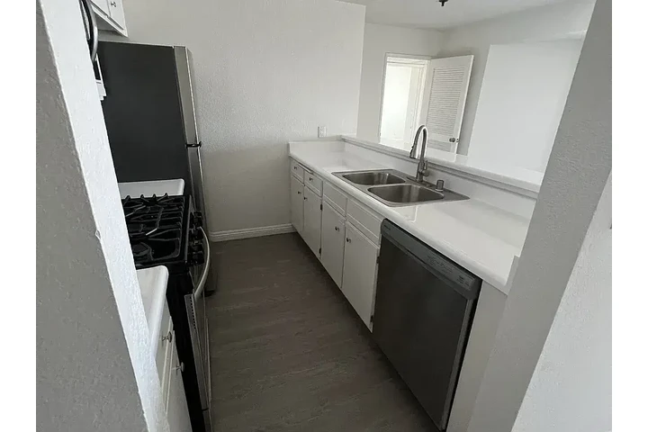 $2000 : 2 bed 2 bath image 5