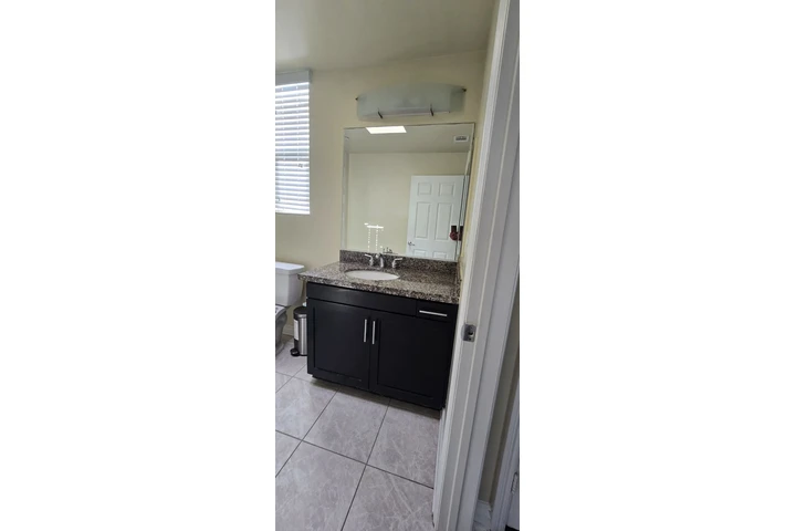 $1900 : ROOM FOR RENT at Riversai image 1
