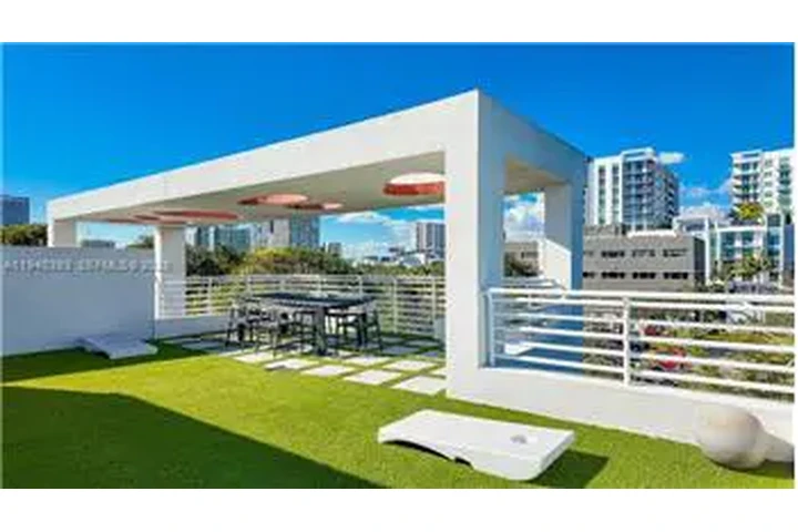 $10500 : Rental property with 3 bedro image 1