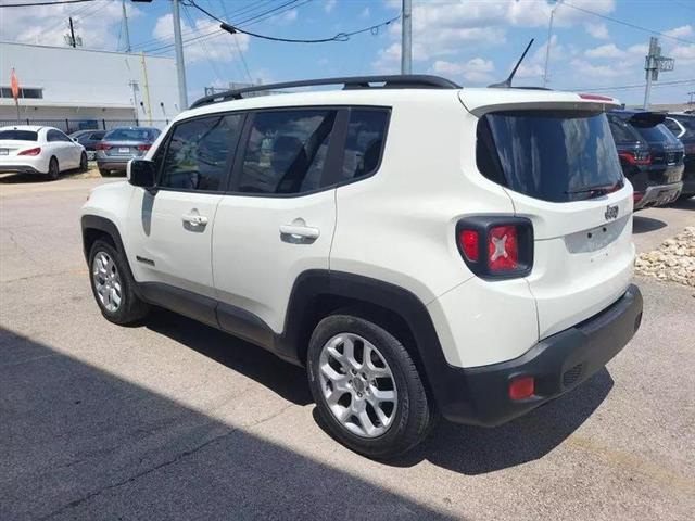 2016 Renegade Latitude FWD image 5