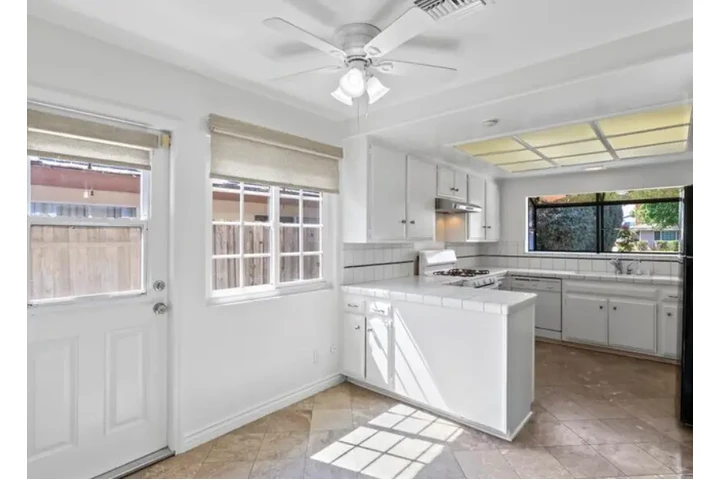 $2435 : 3 Bedroom House in Los Angeles image 9