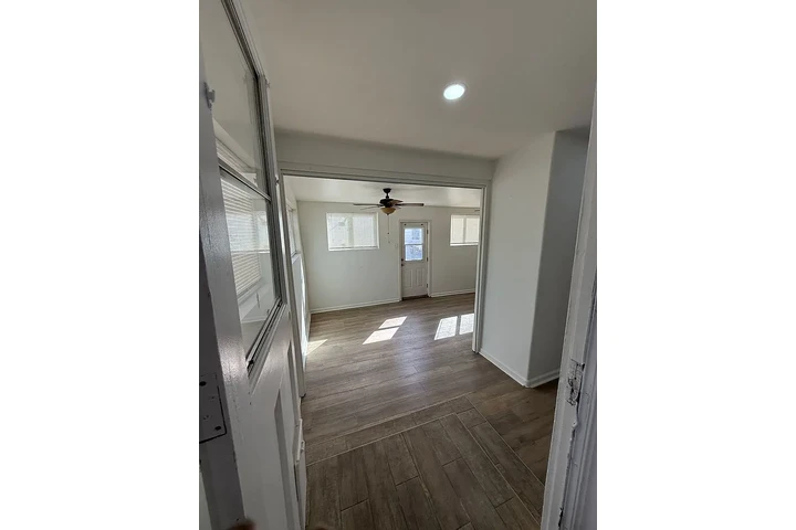 $800 : Freshly updated and move-in ! image 3