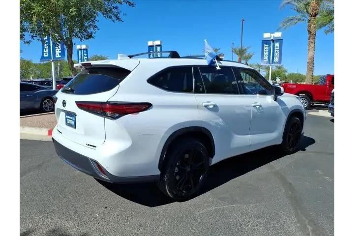 $37963 : Toyota Highlander 2023 L 4dr image 4