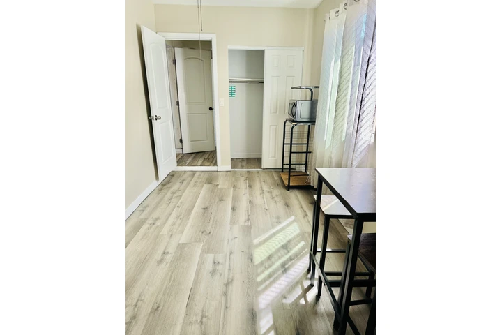 $1200 : Cuarto y Baño PRIVADO Compton image 3