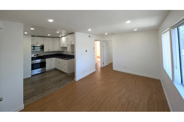 $2300 : NORTH HOLLYWOOD APT. 3 RECS. image 2