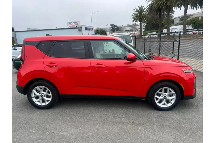 $18400 : 2022 Soul S image 4