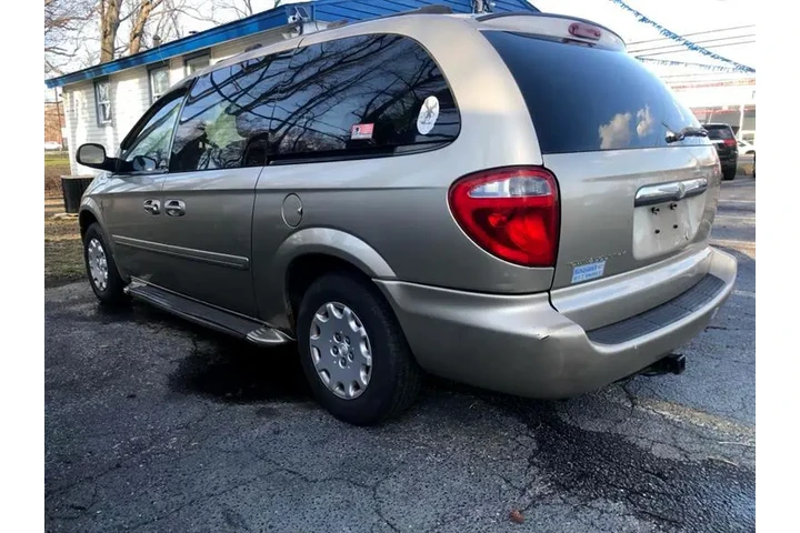 $5225 : 2004 Town & Country image 2