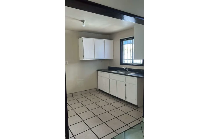 $650 : Casa 2rec 2baños serca garita image 3
