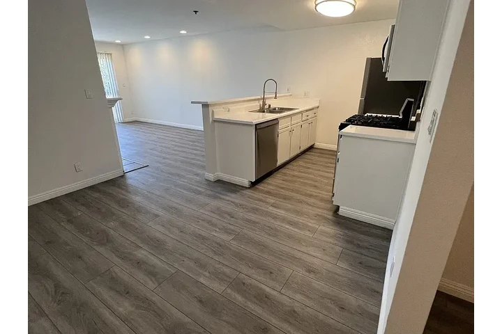 $2000 : 2 bed 2 bath image 6