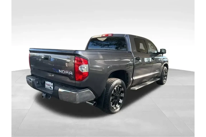 $31087 : Toyota Tundra 2017 4x4 SR5 4 image 3