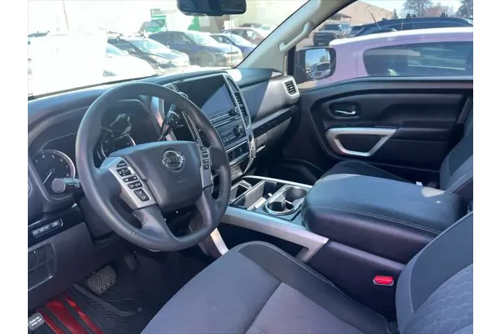 $25396 : Nissan Titan 2021 4x4 SV 4dr image 3