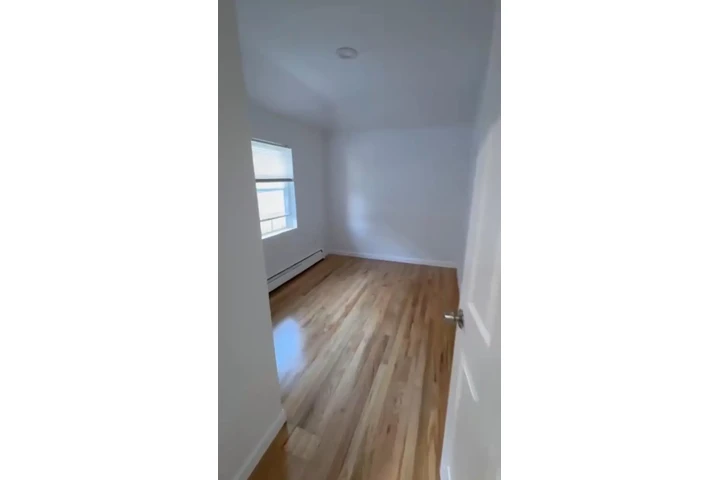 $2700 : Disponible apt/ College Point image 1