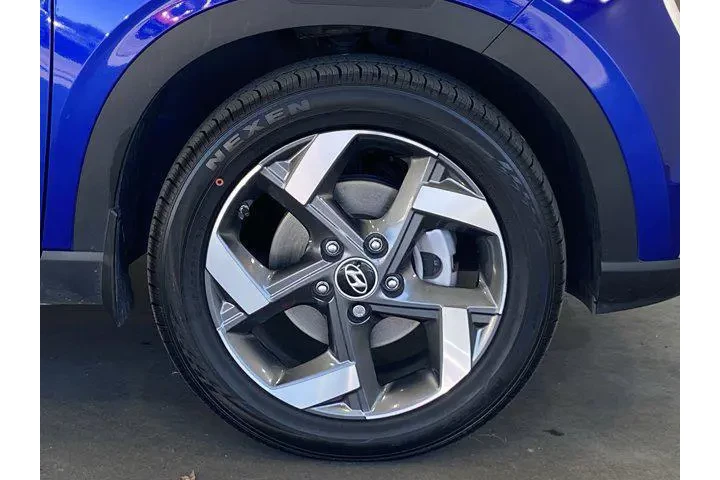 $17991 : Hyundai VENUE 2024 SEL 4dr C image 5