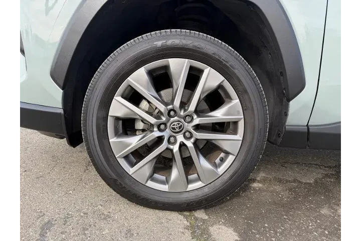 $32500 : Toyota RAV4 2022 AWD XLE Pre image 9