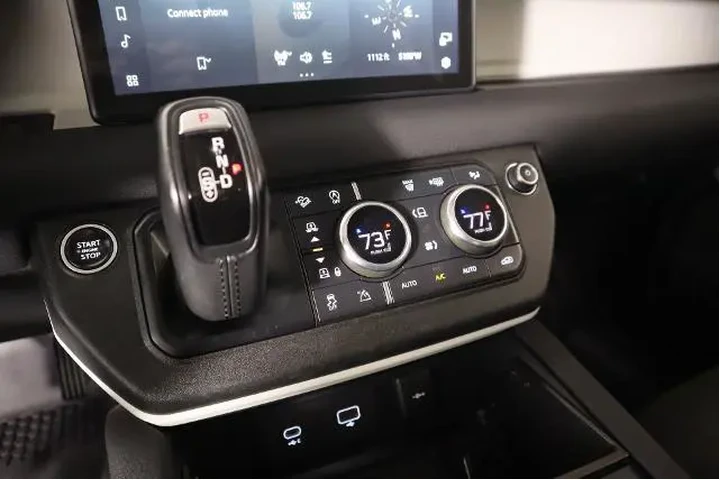 $39887 : Land Rover Defender 2020 AWD image 8