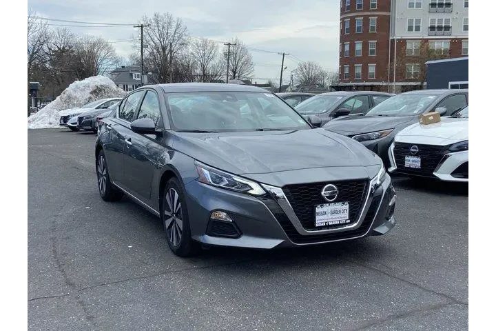 $15487 : Nissan Altima 2021 2.5 SV 4d image 2