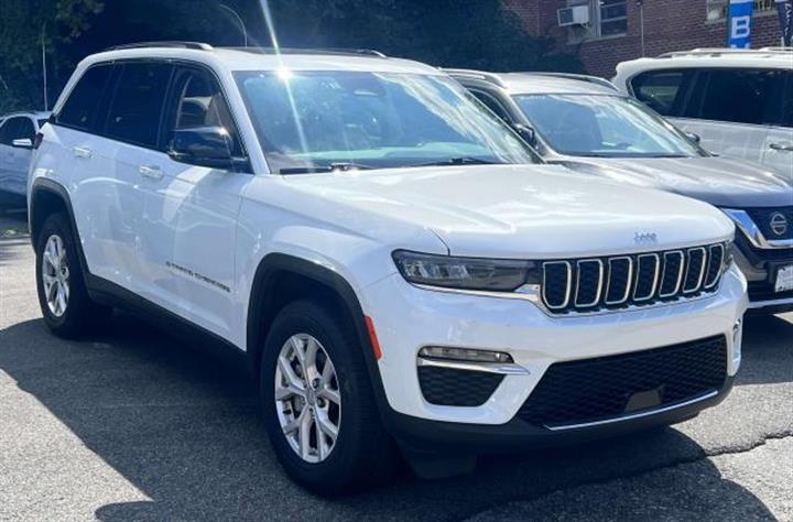 $28985 : Pre-Owned 2022 Grand Cherokee image 1