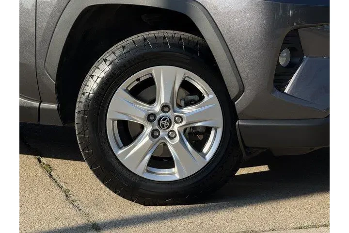 $27974 : Toyota RAV4 2021 AWD XLE 4dr image 3