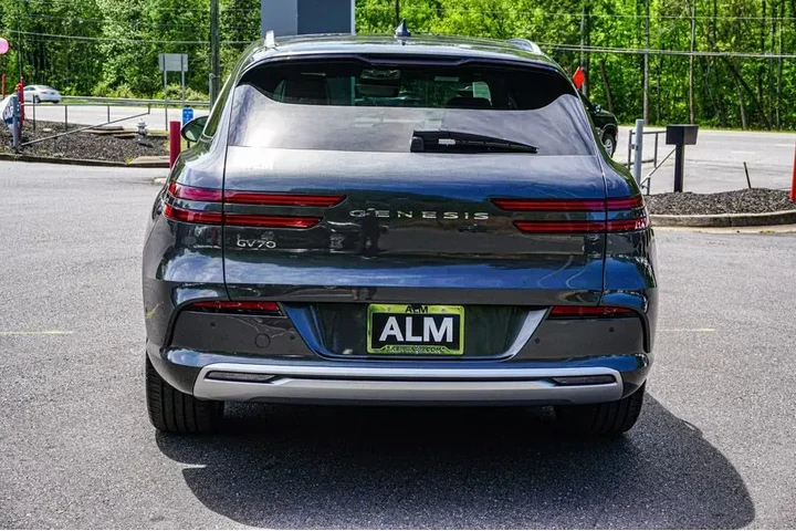 $33960 : Genesis Electrified GV70 202 image 9