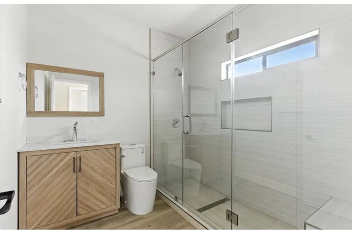 $1980 : 2 Bedroom Apt in James M Wood image 10