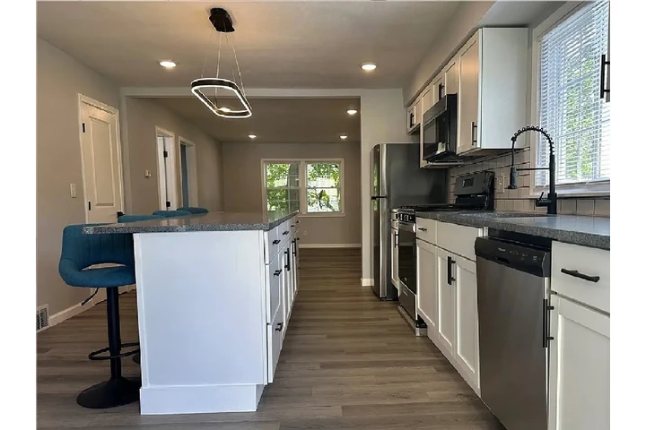 $900 : Fully renovated beautiful home image 3