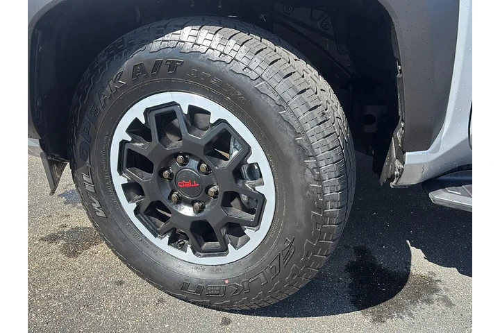 $53588 : Gold Certified 2025 4Runner T image 5