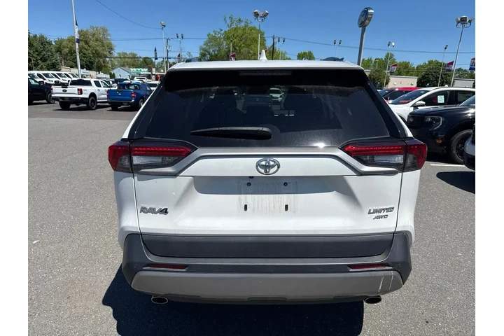 $38995 : Toyota RAV4 2024 AWD Limited image 3