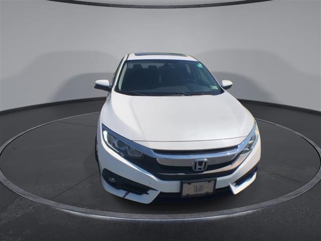 PRE-OWNED 2018 HONDA CIVIC SE image 3