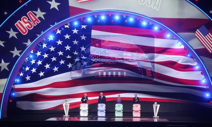 Los presidentes de México y Estados Unidos y el primer ministro de Canadá durante el sorteo del mundial de fútbol 2026