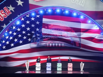 Los presidentes de México y Estados Unidos y el primer ministro de Canadá durante el sorteo del mundial de fútbol 2026