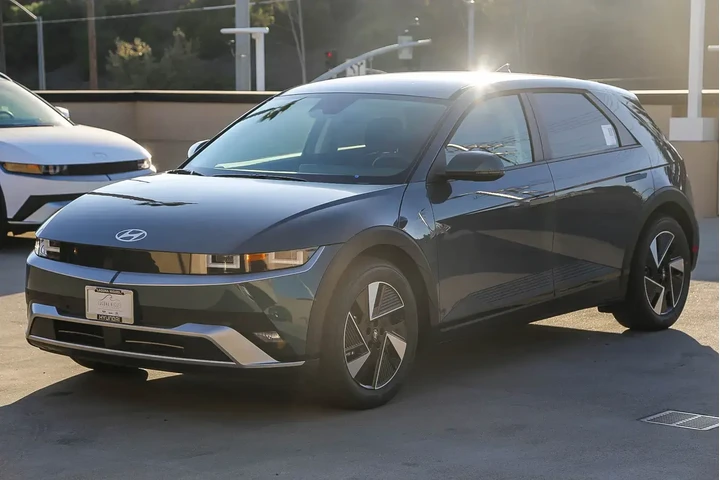 $38995 : Hyundai IONIQ 5 2026 SE 4dr image 3