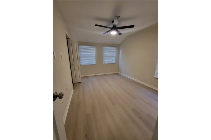 $2480 : 3 bedroom House in Los Angeles image 7