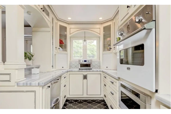 $1800 : Spacious Layout image 3