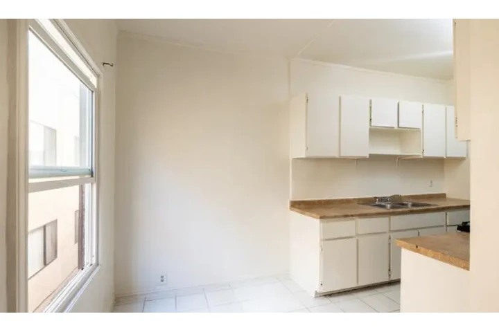 $1900 : 2-BED Apt in James M Wood Blvd image 5