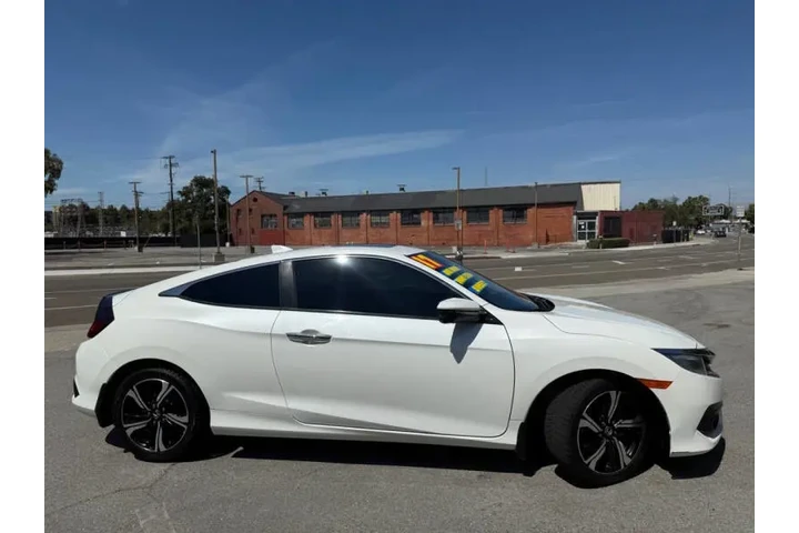 2017 Civic Touring image 4