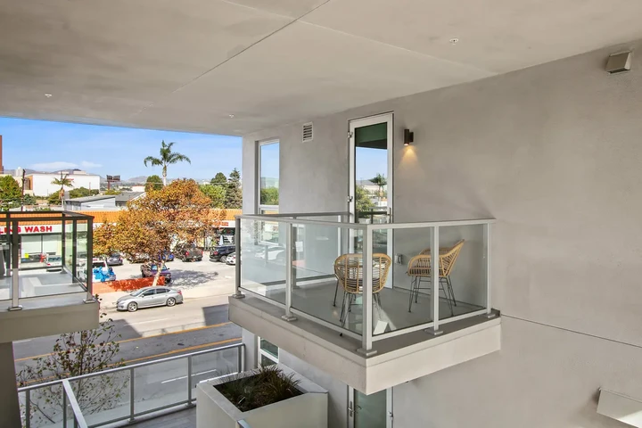 $2500 : SPACIOUS 1 BED/ 1 BATH APT image 7