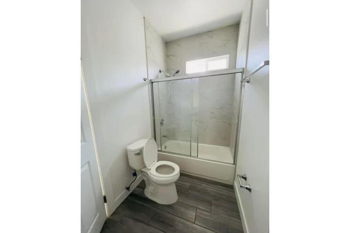$1900 : 2BED Apt in Huntington Park image 7