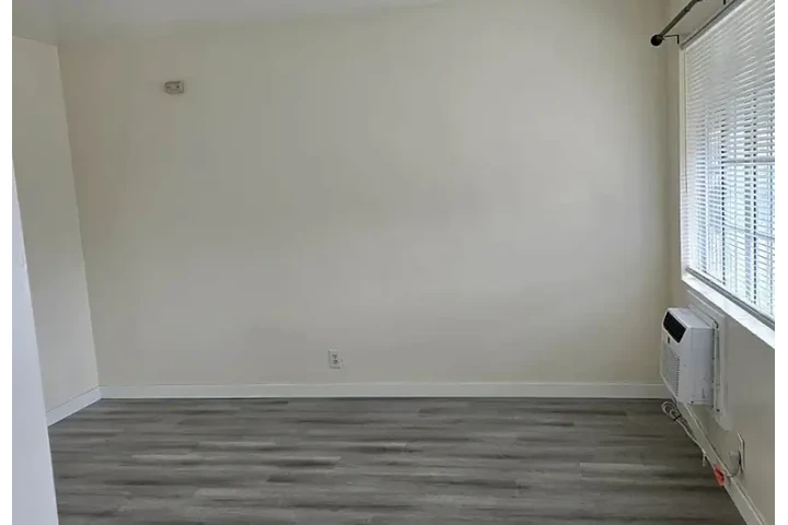 $950 : HOUSE RENT IN Montebello image 1