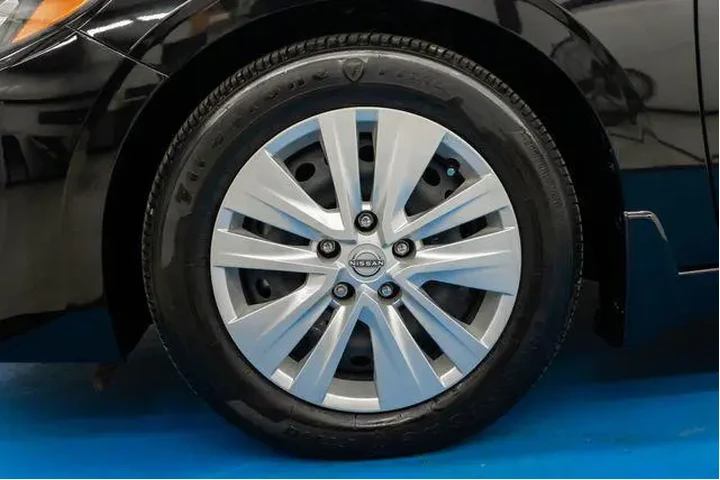 $21072 : Nissan Sentra 2025 S 4dr Sed image 2