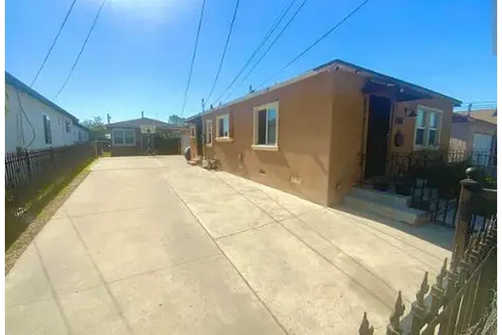 $1630 : Rear to move in. image 1