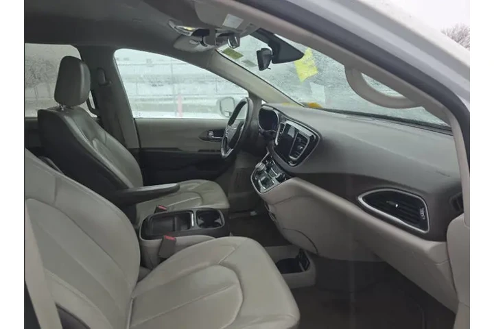 $10995 : 2017 Pacifica Touring Plus image 5