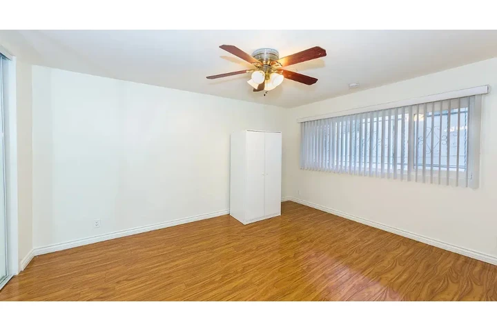 $1900 : 2 bedroom Apt  in Koreatown image 2