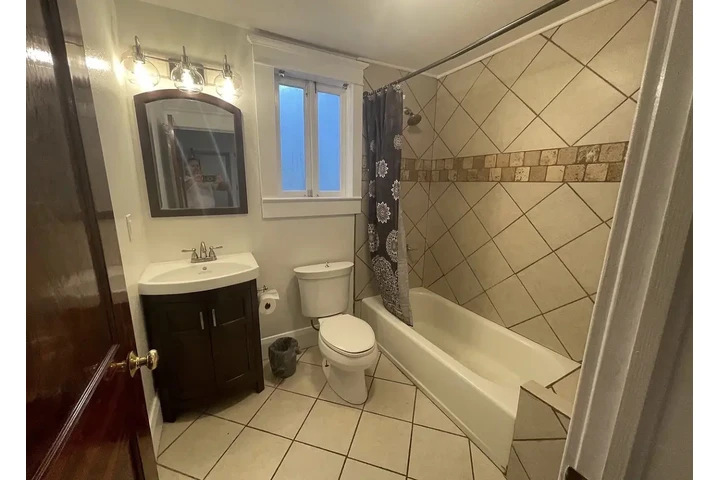 $1000 : Newly renovated Hardwood floor image 6