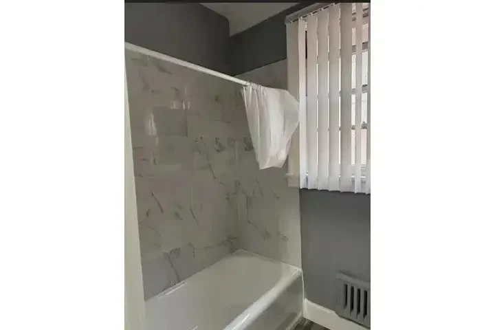 SINGLE & 1 BEDROOM APARTMENTS image 3