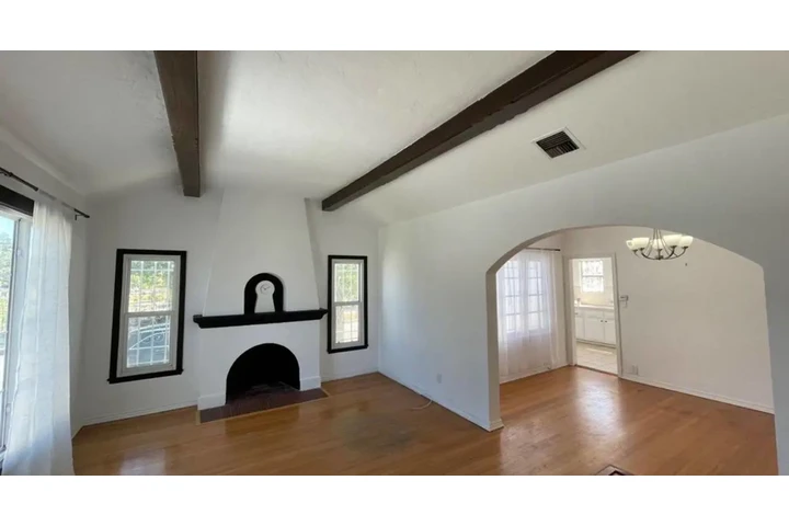 $1950 : Clean Outdoor Space image 2
