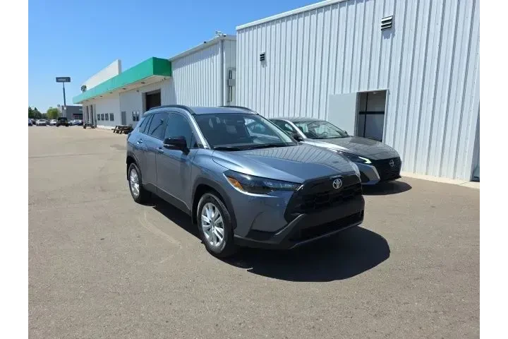 $32900 : Toyota Corolla Cross 2026 LE image 1