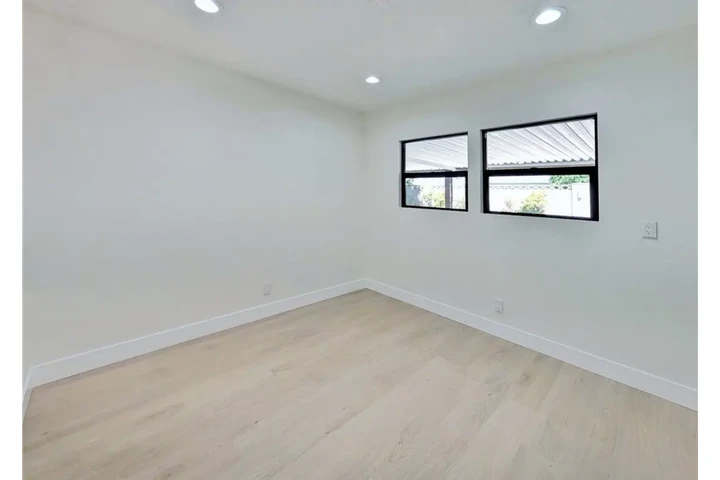$2460 : 3 Bedroom Home in West Adams image 8